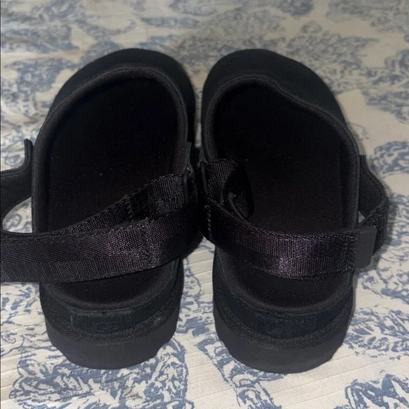 UGG Womens UGG Goldenstar Clog - Black woman’s size 9 
New with defect - Picture 7 of 10